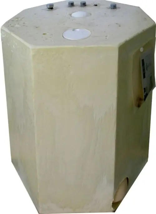 Warmwasser-Schichtenspeicher in sechseckiger Form, oberseitig mit mehreren Anschlüssen. Produkt von Wolf, geeignet für die Speicherung von Warmwasser.